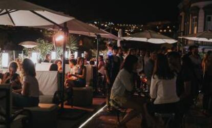 Ambiente nocturno de La Azotea de Benito, en Las Palmas de Gran Canaria.