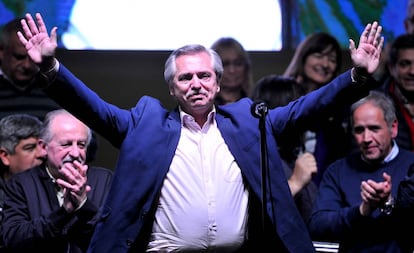 Alberto Fernández saluda durante el congreso de la central sindical CTA, realizado este jueves para definir el reingreso a la CGT después de 28 años.