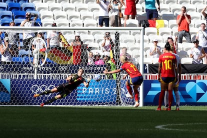 Ann-Katrin Berger, portera de Alemania, detiene el penalti en el último minuto a Alexia Putellas. 