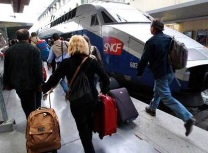 Un grupo de pasajeros corre para alcanzar el tren de alta velocidad (TGV) en la estación de Saint-Charles, en Marsella.