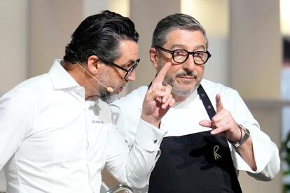 Los chefs Quique Dacosta y Joan Roca en el 'showcooking' de Torrons Vicens durante la primera jornada de la feria internacional Alimentaria & Hostelco.
