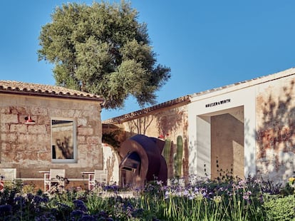 El jardín, firmado por Piet Oudolf, de Hauser & Wirth Menorca, centro de arte inaugurado en la isla balear este julio.