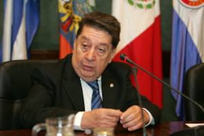 Fotografía tomada en agosto de 2009 en la que se registró canciller paraguayo, José Félix Fernández Estigarribia, quien informó que el Gobierno de su país recurrió a la asesoría de la OMC ante las denuncias de supuestos cobros excesivo de aranceles y la apertura de los contenedores de productos paraguayos en los puertos argentinos. EFE/Archivo