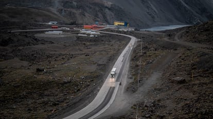 Un camión cruza la carretera junto al complejo fronterizo Los Libertadores, en Chile.
