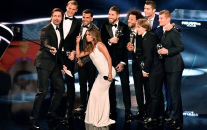 Varios de los jugadores premiados se hicieron un selfie con Eva Longoria, la presentadora de la gala.