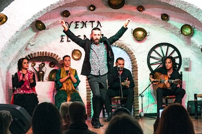 Una de las actuaciones flamencas que cada noche tienen lugar en La Venta El Gallo, una de las cuevas del Sacromonte de Granada.