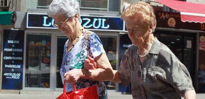 Dos jubiladas pasean por una calle de Madrid.