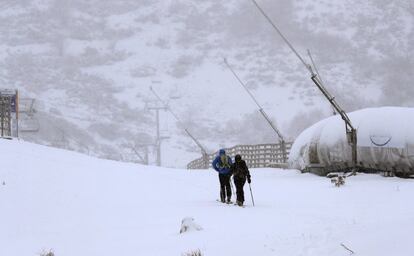 El aviso rojo (riesgo extremo) afectará hoy y mañana a la Cordillera, los Picos de Europa y la Suroccidental asturiana, donde se prevén acumulaciones de 40 centímetros en 24 horas y de 80 en 48 horas a partir de los 800-900 metros y aún mayores por encima de los 1.000-1.200 metros. En la imagen, la estación de esquí de Pajares en Asturias.