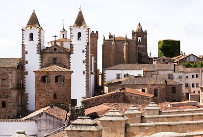 No es casualidad que una de las más prestigiosas galeristas y coleccionistas de arte contemporáneo, Helga de Alvear, escogiera esta ciudad extremeña como sede de su fundación y centro de artes visuales. Y es que Cáceres ha vivido en las dos últimas décadas un repunte cultural que ha sabido cavilar entre lo contemporáneo y lo renacentista. Siempre fue conocida como la Villa de los mil y un escudos, por la gran cantidad de blasones que visten las fachadas de mansiones y palacios. Pero la ciudad extremeña también es pasado árabe y romano, recuerdos medievales y platerescos. Sus silencios entre casas solariegas son cinematográficos, y sus noches de verano repuntan la imaginación y el romanticismo. La plaza de Santa María y su concatedral, el palacio de Mayoralgo, el de los Golfines de Abajo –que sirvió de alojamiento a los Reyes Católicos–, el de Carvajal… Las paradas son muchas y necesarias, y entre su recinto amurallado también repunta la arquitectura del siglo XXI, con las huellas contemporáneas y premiadas de Tuñón y Mansilla. Este es el nuevo Cáceres.