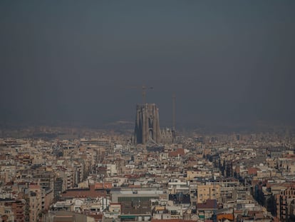 Vista de Barcelona en una jornada con elevados niveles contaminación.