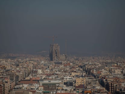 Vista de Barcelona con la nube de contaminación, en una imagen de archivo.