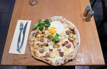 En Pornichet, cuartel general de Suecia, han hecho una pizza especial dedicada a Ibrahimovic que se llama Zlatan.