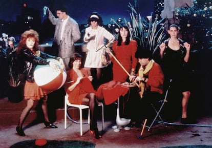 Reparto de ‘Mujeres al borde de un ataque de nervios’ junto al director, Pedro Almodóvar.