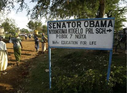 Un cartel anuncia la escuela que lleva el nombre del senador Obama en la aldea keniana de Kogelo, donde reside su abuela.