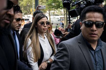 Emma Coronel Aispuro, esposa de Joaquín Guzmán, es rodeada de agentes de seguridad a su llegada a la Corte Federal en Nueva York donde se llevó a cabo el juicio contra el narcotraficante mexicano.