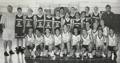 Uno de los equipos femeninos del Gernika a principios de los 2000. Mario López, a la derecha.