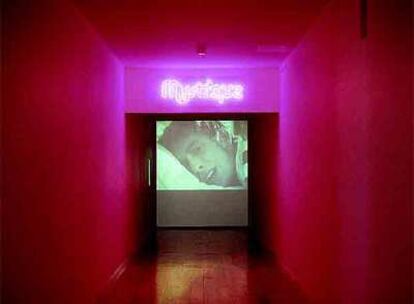 &#39;Un mystique determinado&#39; (2003), instalación con vídeo de Carles Congost.