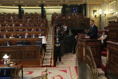 Pedro Sánchez se dirige a los diputados en el hemiciclo.