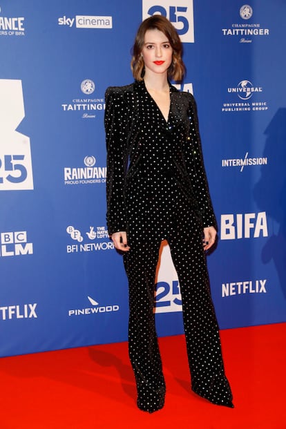 El cambio estaba ya instalándose en su imaginario fashionista, y en los British Independent Film Awards de 2022 sorprendió con este glamouroso e impecable traje con aplicaciones de The Vampire Wife, que combinó con  anillo de Anita Ko y pendientes de Delfina Delettrez. (Foto de Tristan Fewings/Getty Images)