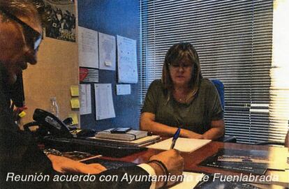 El dueño de Funnydent con la representante de los trabajadores del Ayuntamiento de Fuenlabrada.