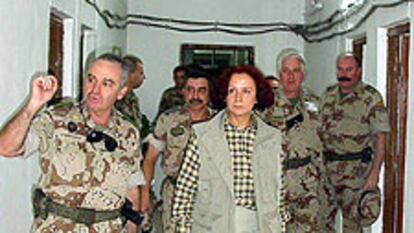 La ministra Ana Palacio visita la Base España, en Irak, acompañada del general Cardona.