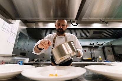 El chef Marco Varela en la bodega Casal de Armán (Ourense).