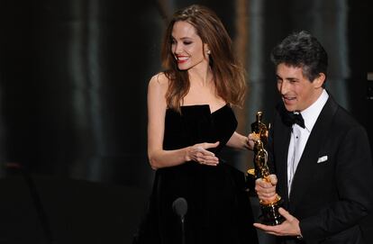 Alexander Payne recoge el Oscar a mejor guión adaptado por 'Los descendientes', en presencia de Angelina Jolie.