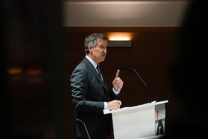 El presidente del PP, Alberto Núñez Feijóo, este martes en el Colegio General de Economistas, en Madrid.