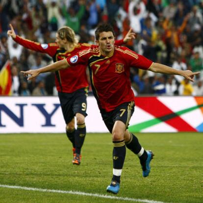 David Villa, con Torres detrás, celebra su gol a Irak, su segundo en el torneo.