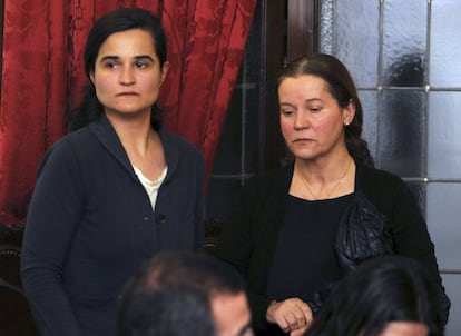 Montserrat González (d) y su hija Triana Martínez, culpables del asesinato de la presidenta de la Diputación de León Isabel Carrasco, durante la última vista en la Audiencia Provincial de León, el 15 de febrero de 2016.