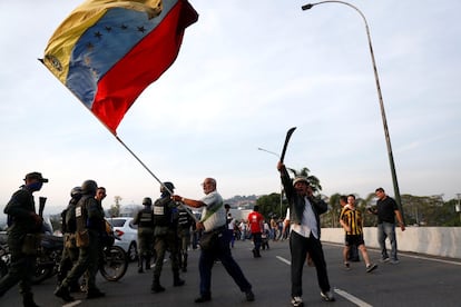 Opositores ao regime de Nicolás Maduro dão seu apoio a Juan Guaidó e a Leopoldo López, no exterior da base militar da Carlota, nesta terça-feira.