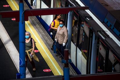 Una mujer sin máscarilla entra a un vagón de metro en la estación de Príncipe Pío, el miércoles.