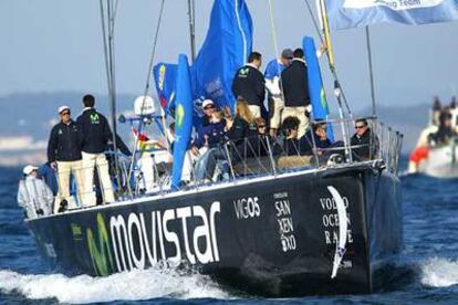 El velero español <i>Movistar</i>, ayer a su llegada a Vigo procedente de Sanxenxo.