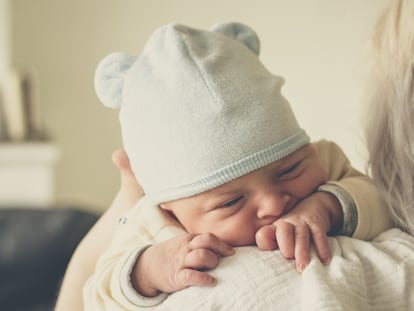 Si estás rodeado de bebés y niños no tengas ningún problema en cogerlos en brazos, acariciarlos, calmarlos y darles aquello que necesiten.