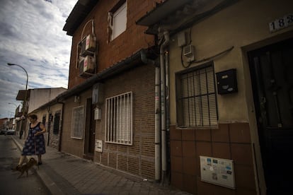 La calle de Santiago de la Cañada está totalmente integrada en la trama urbana de Coslada.