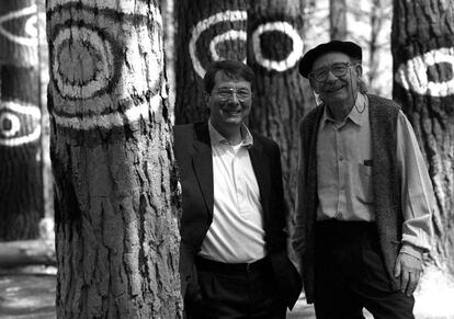 Gerard Mortier con Agust&iacute;n Ibarrola en el bosque de Oma. 