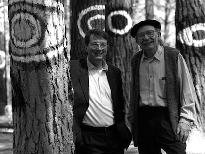 Gerard Mortier con Agust&iacute;n Ibarrola en el bosque de Oma. 