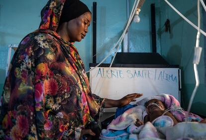 Zania Muhammed, con su hijo Mazzam, en Chad.