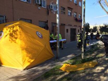 Sanitarios del Samur atienden a la mujer herida en Usera.