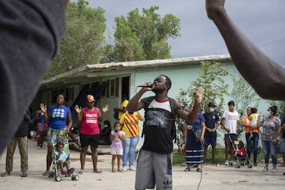 En las tardes, muchos de los migrantes que se alojan en territorio mexicano se reúnen para cantar canciones evangélicas.