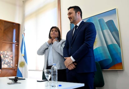 La excandidata Patricia Bulrich mira a su compañero de fórmula, Luis Petri, durante la rueda de prensa.