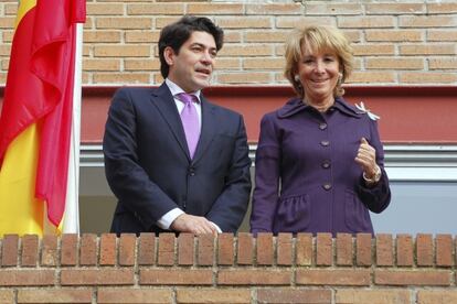 David Pérez, alcalde de Alcorcón, junto a la presidenta regional Esperanza Aguirre