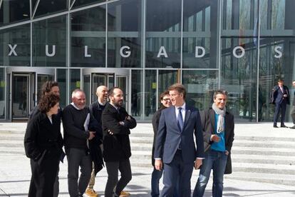 El presidente Feijóo (con corbata), ayer tras inaugurar el nuevo edificio judicial de Ourense.
