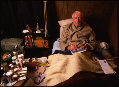 Paul Bowles, en su casa de Tánger en enero de 1989.