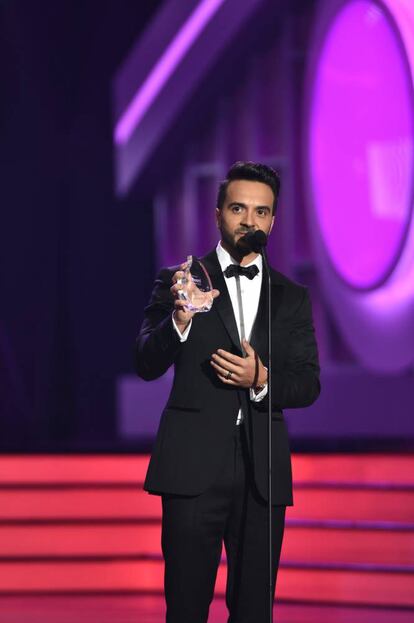 El cantante puertorriqueño Luis Fonsi recibe el 'Premio Especial Espíritu de la esperanza' en la gala de los Premios Billboard de la Música Latina, celebrada el 27 de abril de 2017, en Coral Gables, Florida (EE UU).