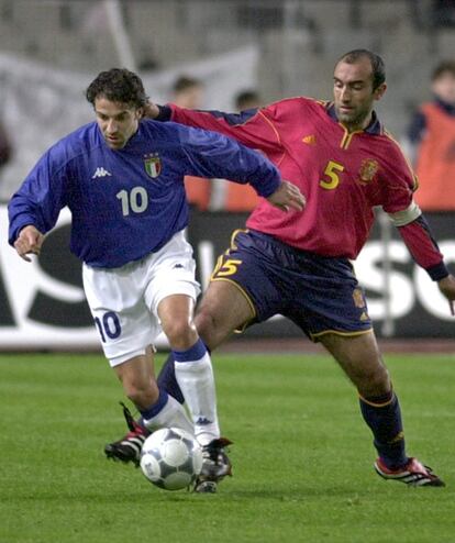 Del Piero se marcha de Abelardo en el partido amistoso en Montjuïc en 2000.