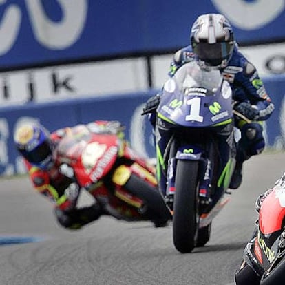 Dani Pedrosa y Jorge Lorenzo (detrás), en la disputa de una carrera.