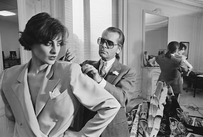 Karl Lagerfeld viste a la modelo Inès de la Fressange en el estudio Chloé de París, el 11 de abril de 1983.