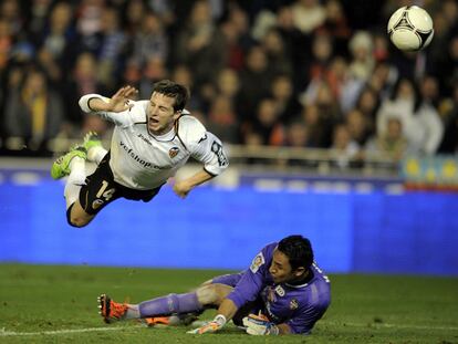Piatti anota el tercer gol del Valencia ante Keylor Navas, que le clavó los tacos en la tibia en esa acción.