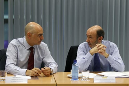 El ministro de Interior, Alfredo Pérez Rubalcaba (a la derecha), y su homólogo vasco, Rodolfo Ares, ayer en la comisaría de Erandio.
